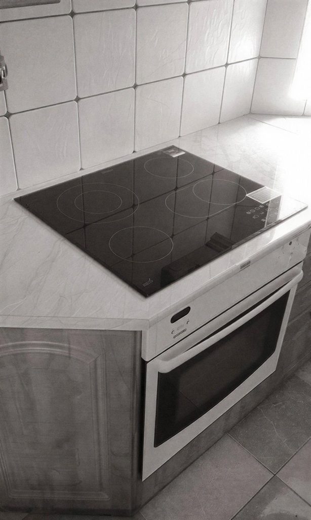 Beépített főzőlap és sütő csempézett konyhapultban
