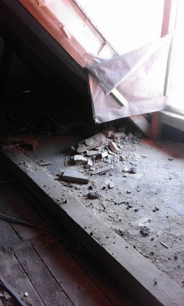 Tetőtéri födém bontás közben, ablak alatt