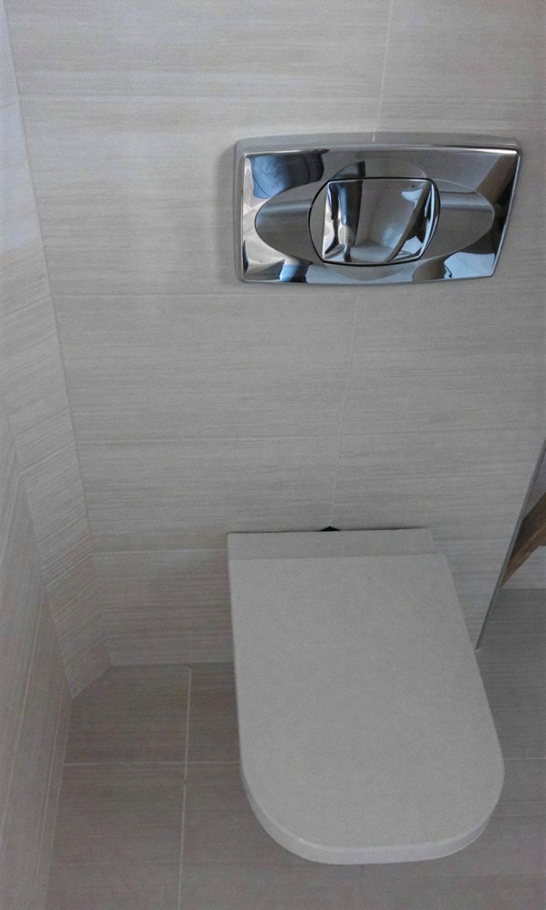 Fali WC nyomólappal, csempézett falon