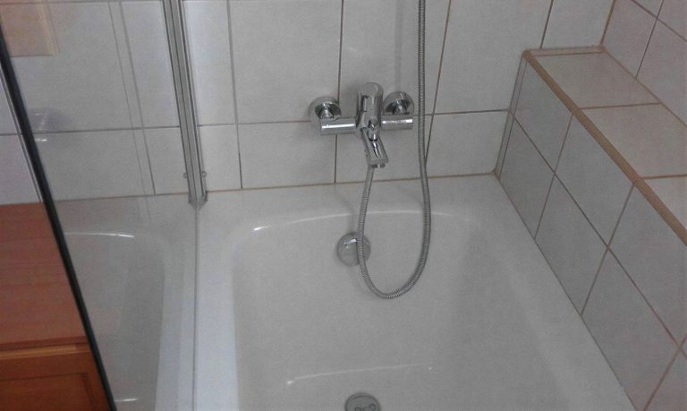Kád csaptelepe csempézett sarokban
