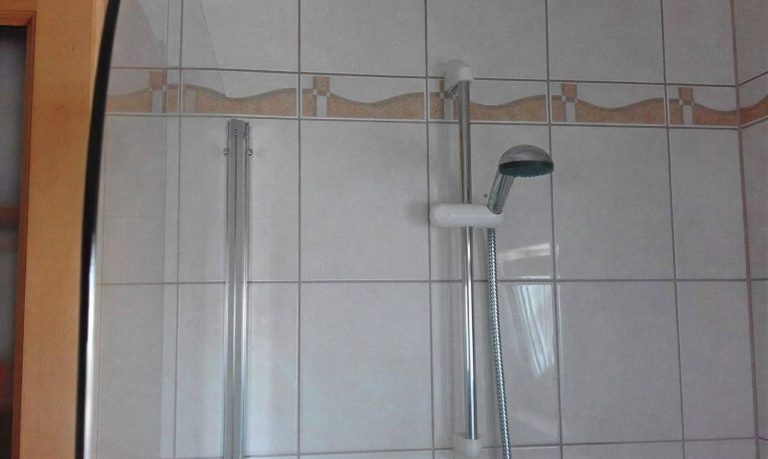 Zuhanyfal díszcsíkos csempével