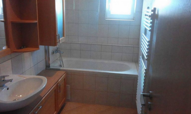 Fürdőszoba káddal, mosdóval és szekrénnyel