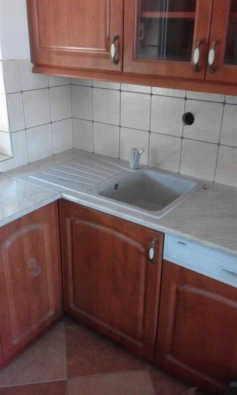 Beépített konyhai mosogató csempézett falsávval