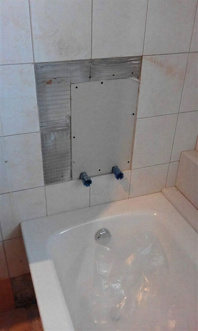 Kádbeépítés szerelőnyílással a burkolatban