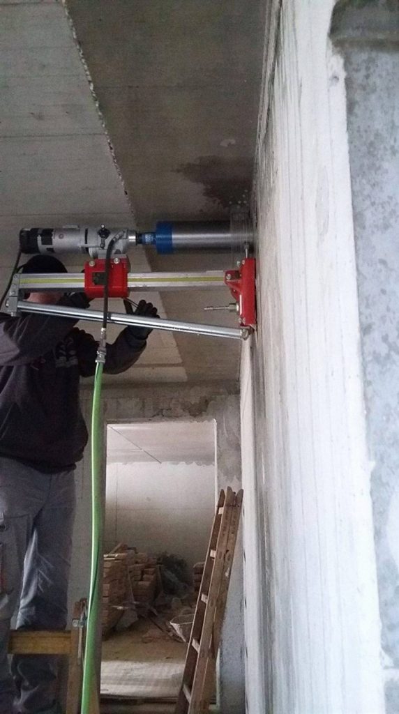 Betonfúrás állványról, magfúrógéppel