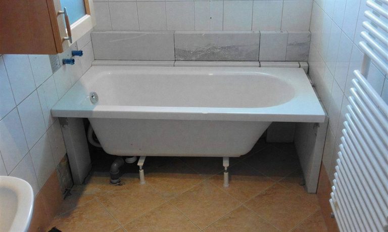 Kád beépítés közben, lábakon