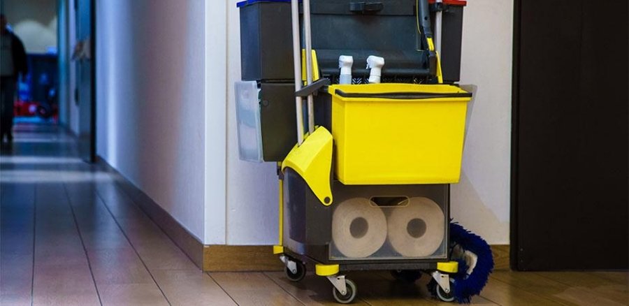 Takarítókocsi egy irodaépület folyosóján
