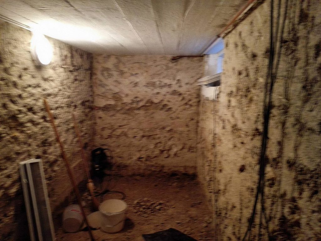 Pince vakolatlan kőfalakkal