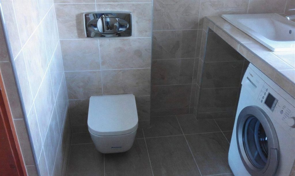 Felújított fürdőszoba fali WC-vel és mosdóval