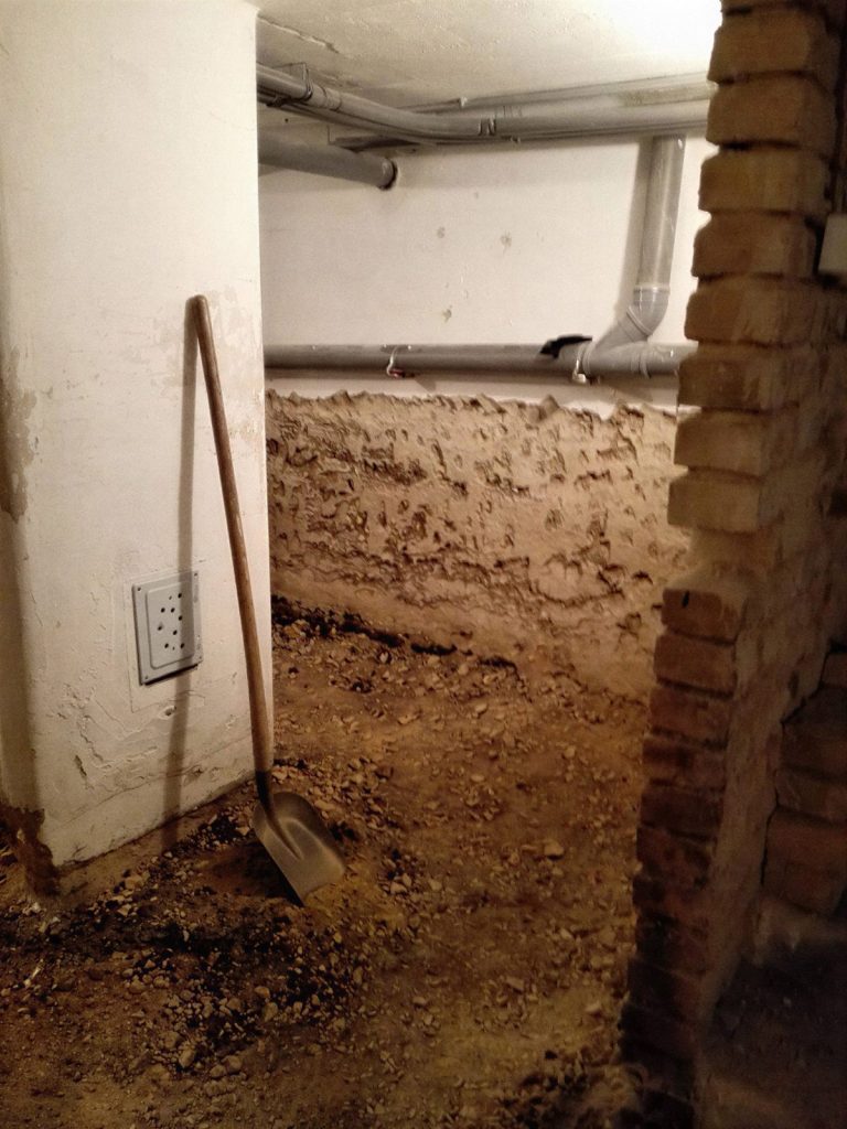 Pince átépítés közben, vakolatlan falakkal