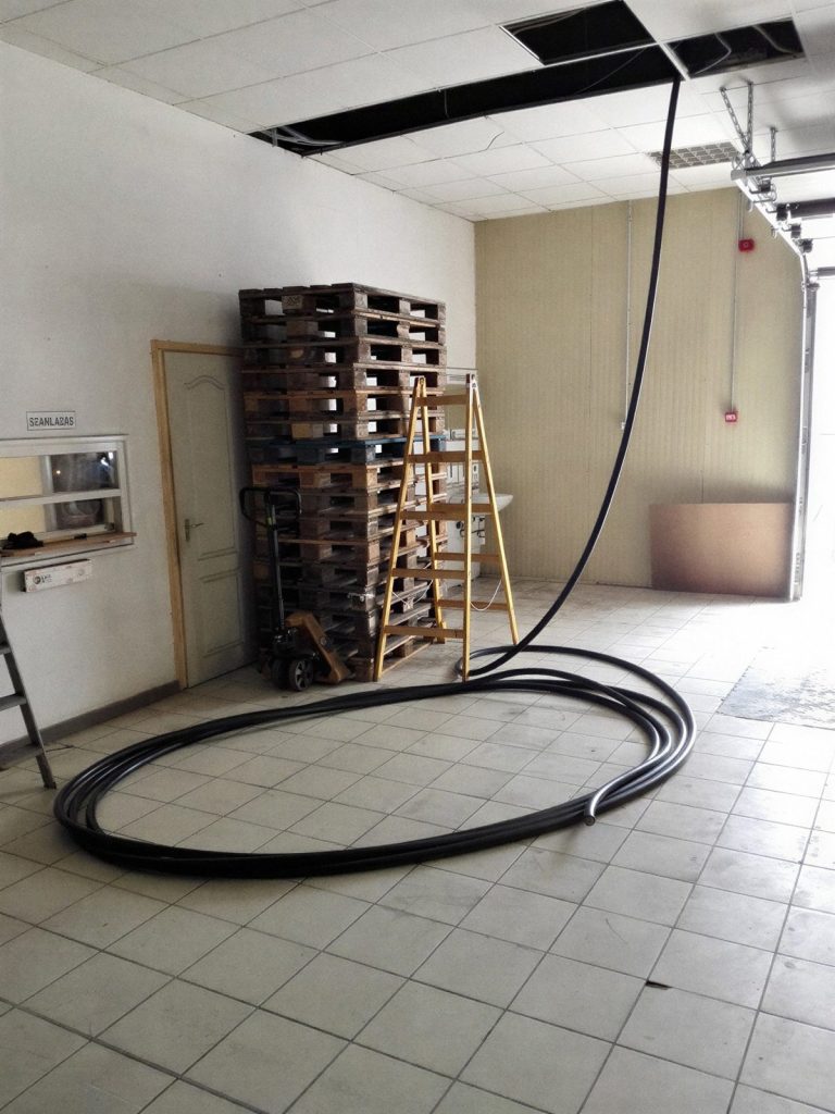 Ipari épület belső tere villanyszerelés közben