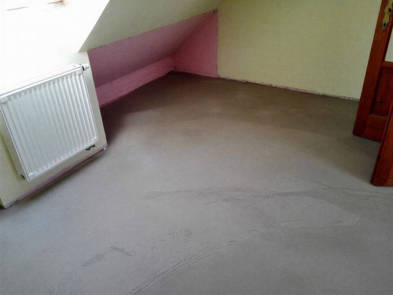 Tetőtéri szoba új aljzattal és radiátorral